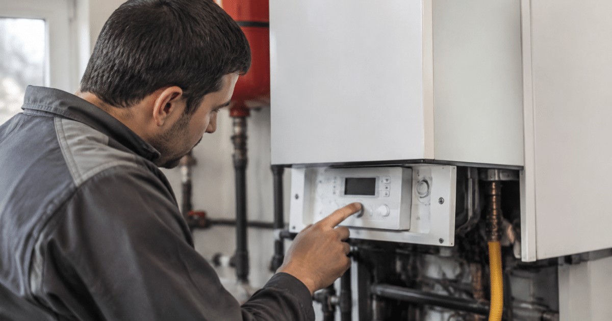 Technicien inspectant panneau de commande chaudiere condensation dietrich