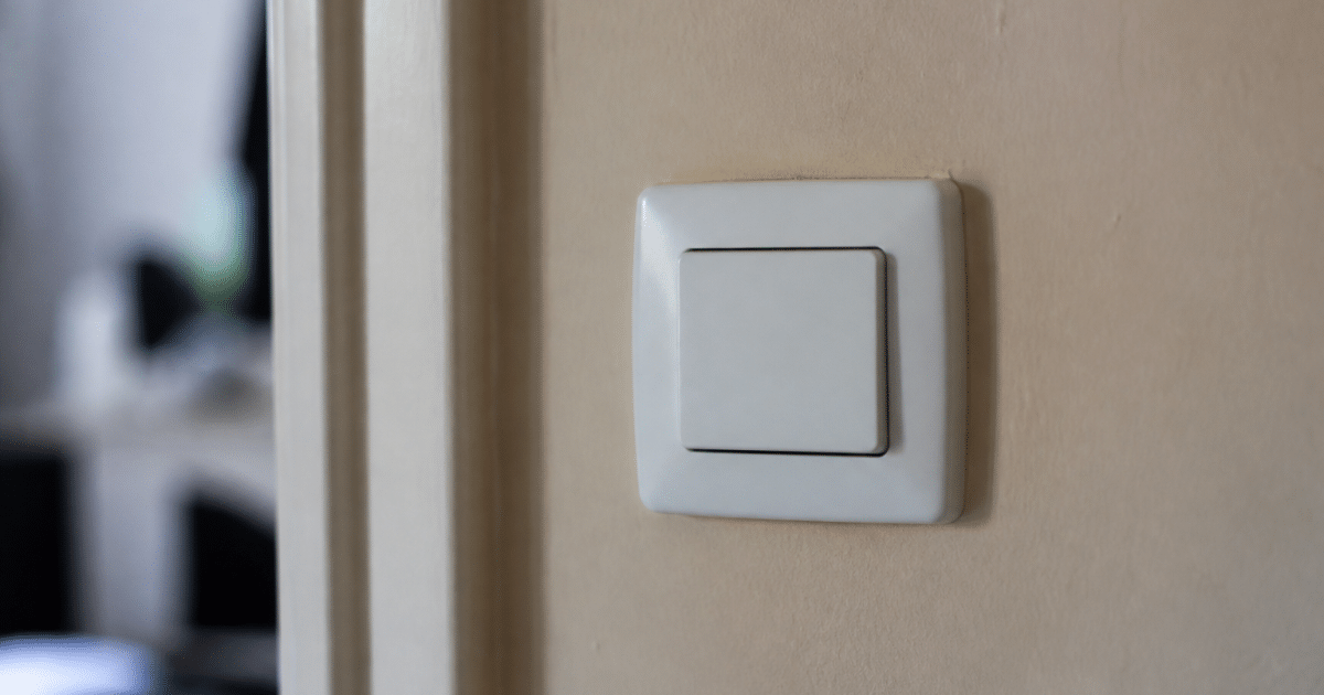 Interrupteur electrique blanc monte sur mur beige