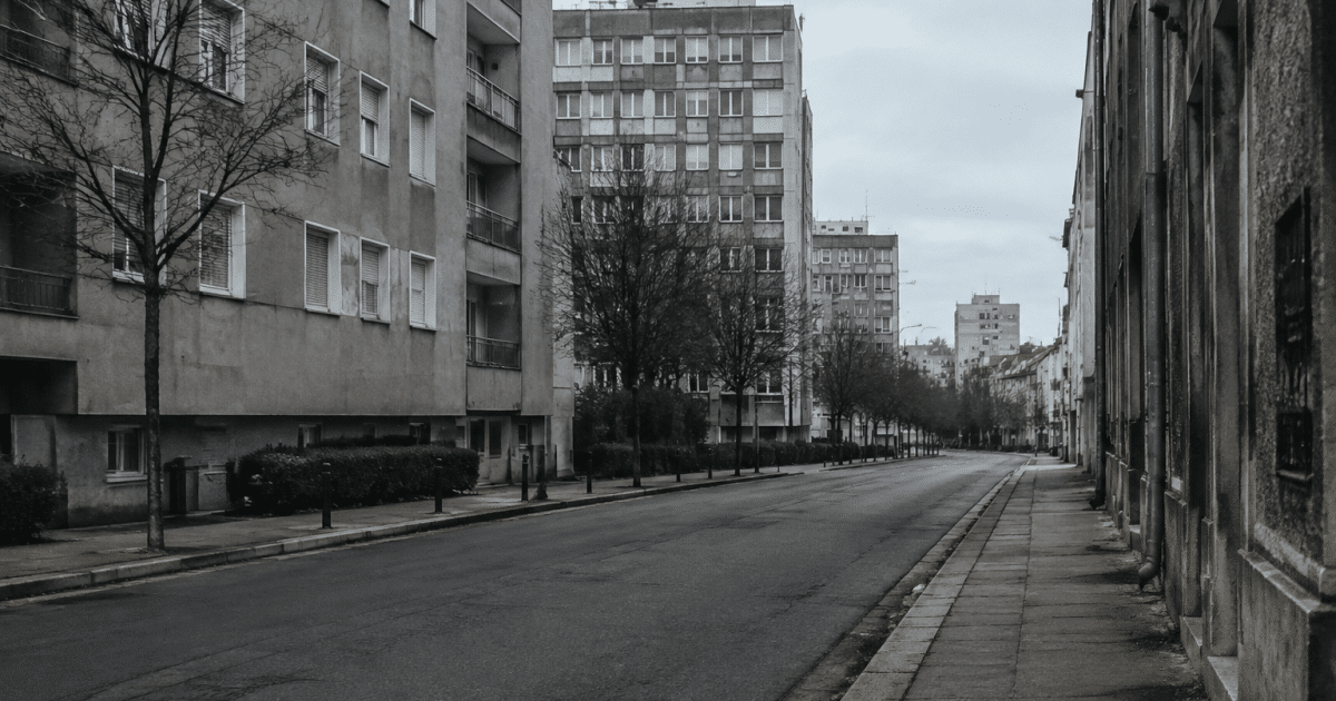 Rue urbaine desertes avec immeubles grises en arriere-plan