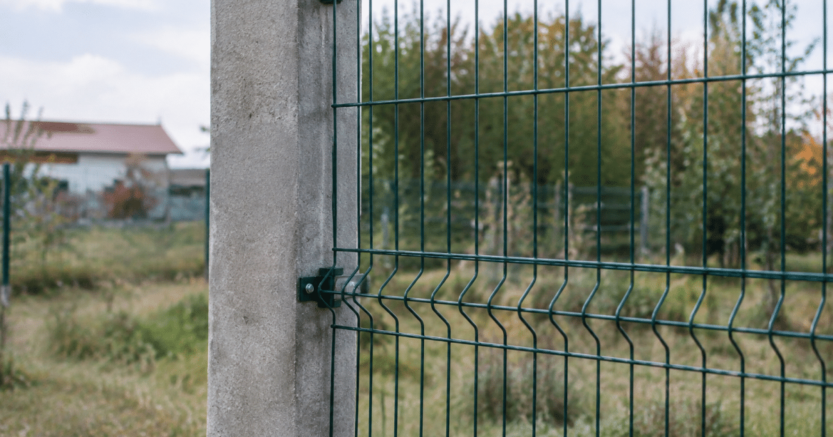 Grillage metallique fixe verticalement sur colonne beton grise