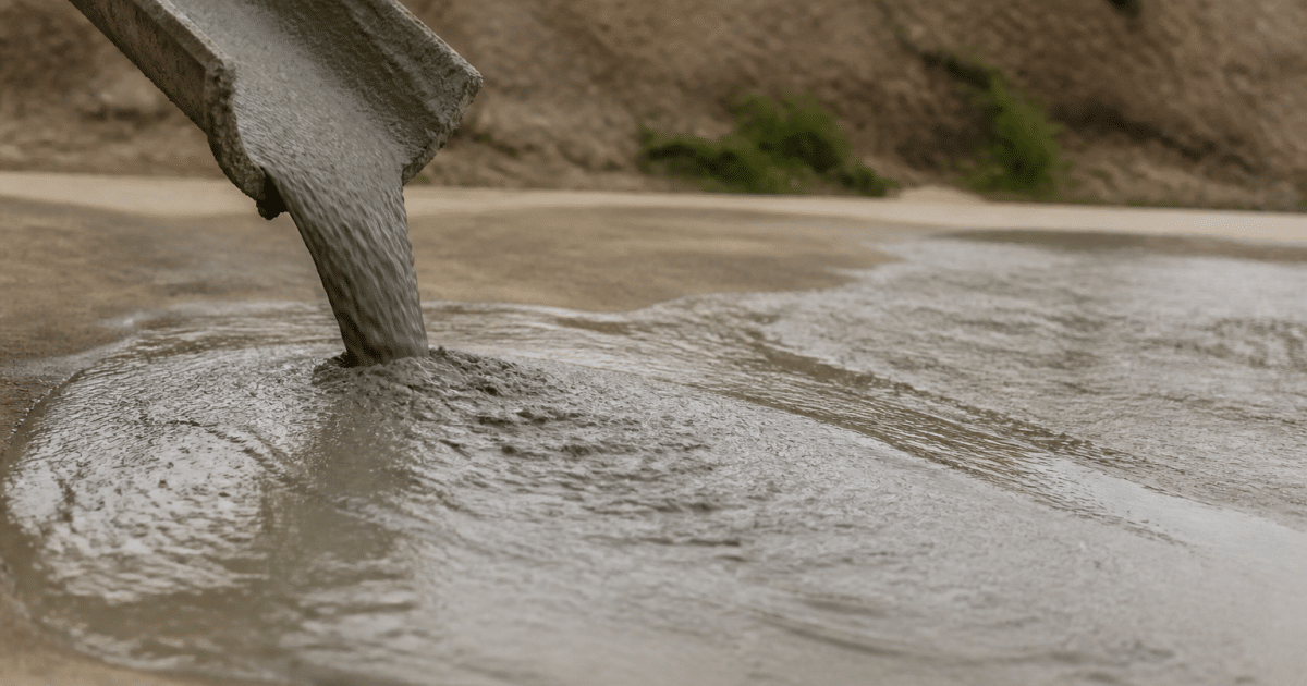 mortier gris fluide s'ecoulent rapidement sur surface plane