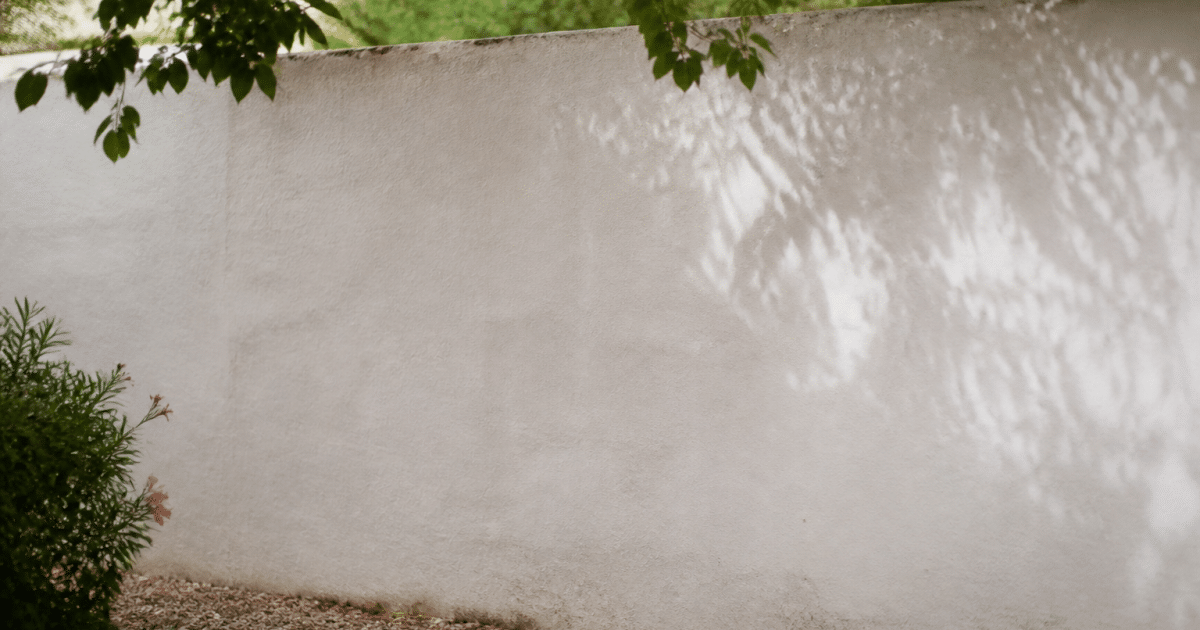 Mur parpaing recouvert couche chaux blanche lisse