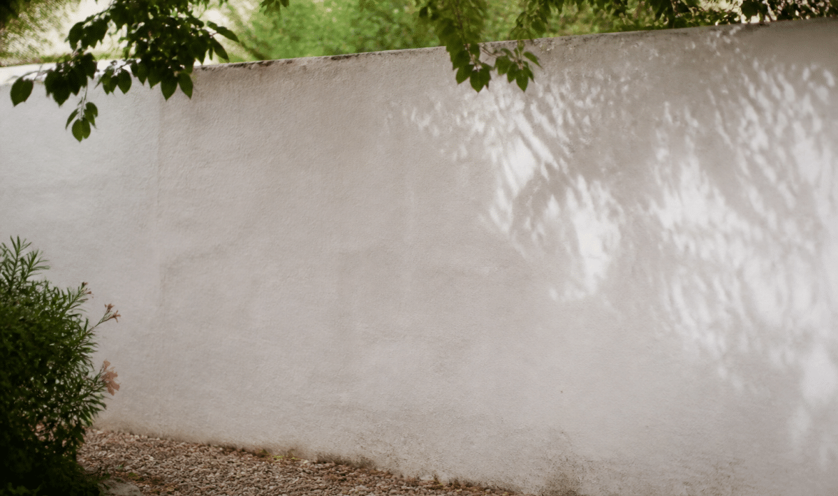 Mur parpaing recouvert couche chaux blanche lisse