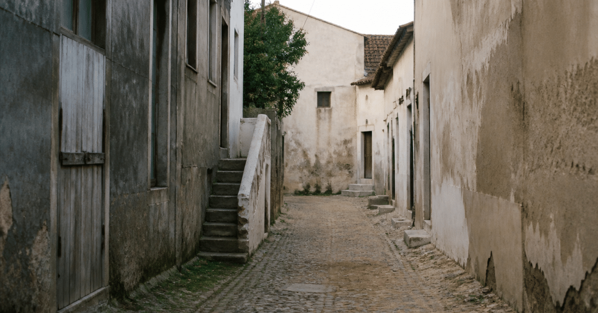 Rues desertes de quartier residentiel avec batiments ages