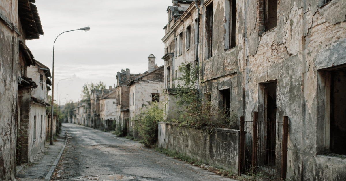 Rue urbaine delabree avec facades degradees et batiments abandonnes visibles
