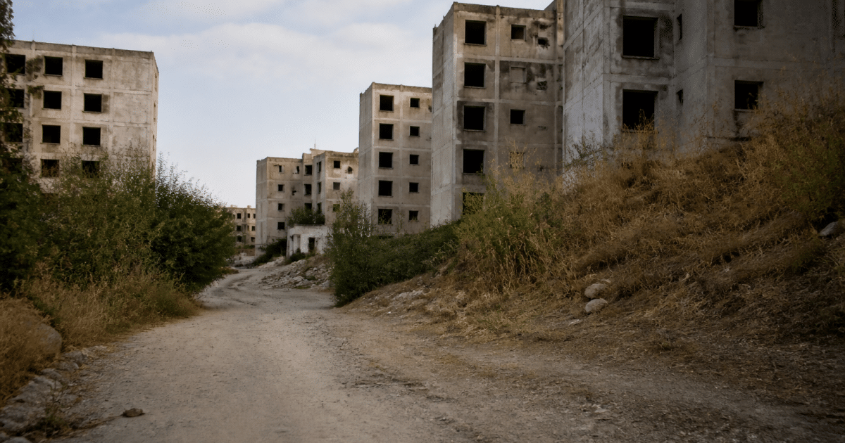 Rues délabrées avec immeubles abandonnés en arrière-plan