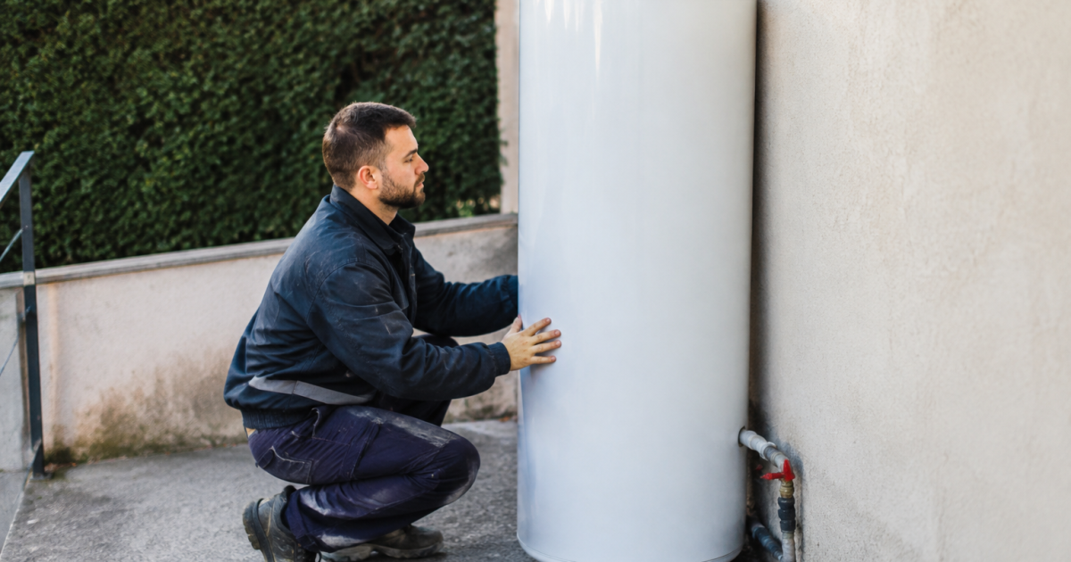 Technicien accroupi aligne ballon cylindrique verticalement contre mur