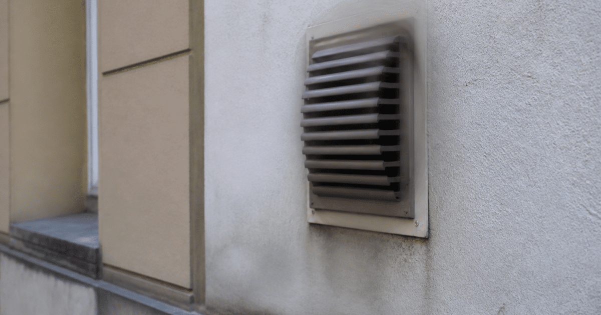 Ventilation murale émettant des vibrations bruyantes visibles