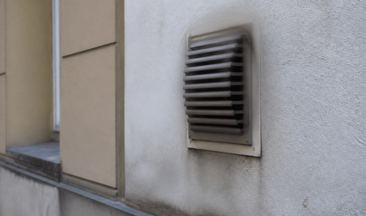 Ventilation murale émettant des vibrations bruyantes visibles
