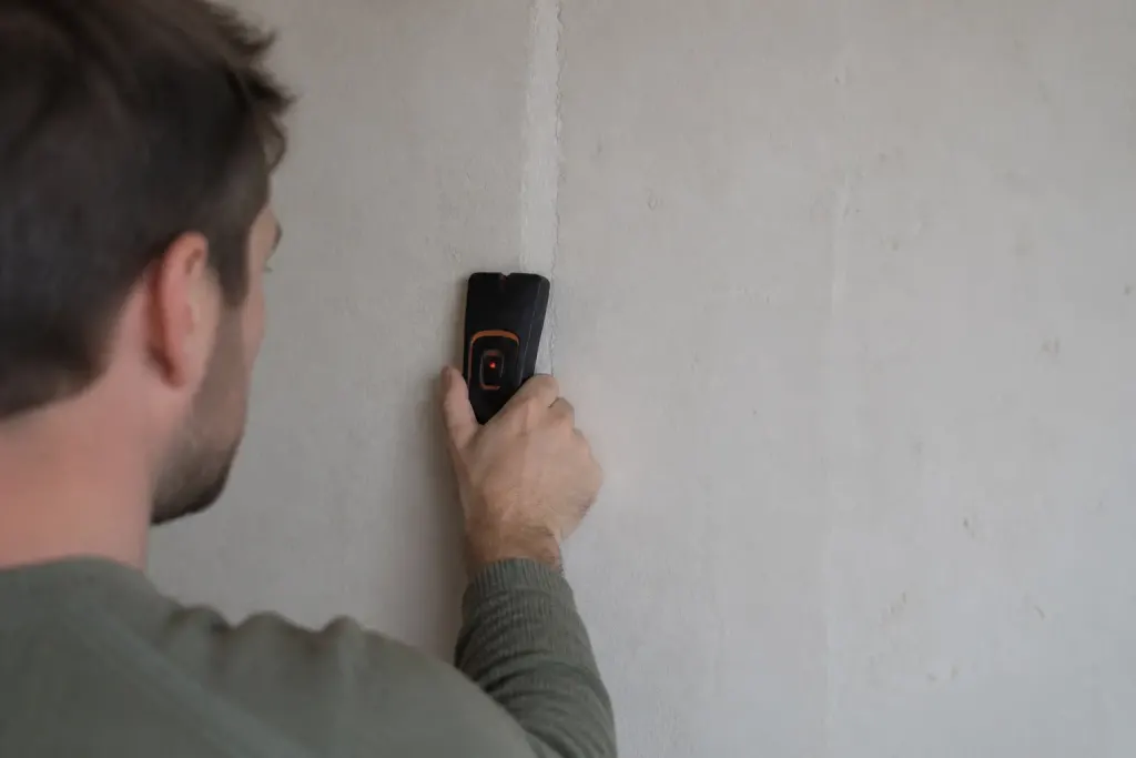 Detecteur indique chemin fil sur mur
