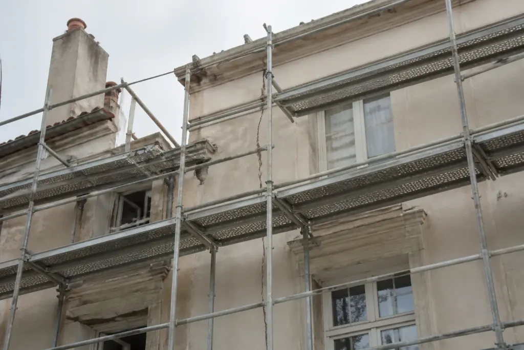 Immeuble ancien avec echafaudage sur facade fissuree
