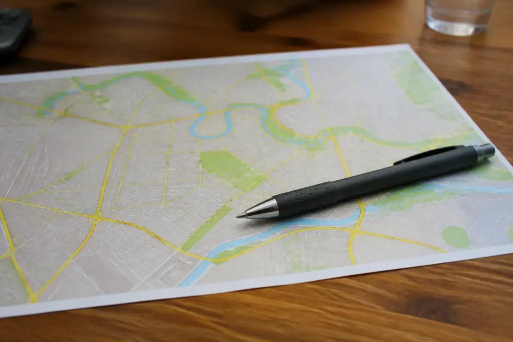 Plan de quartier et stylo sur un bureau