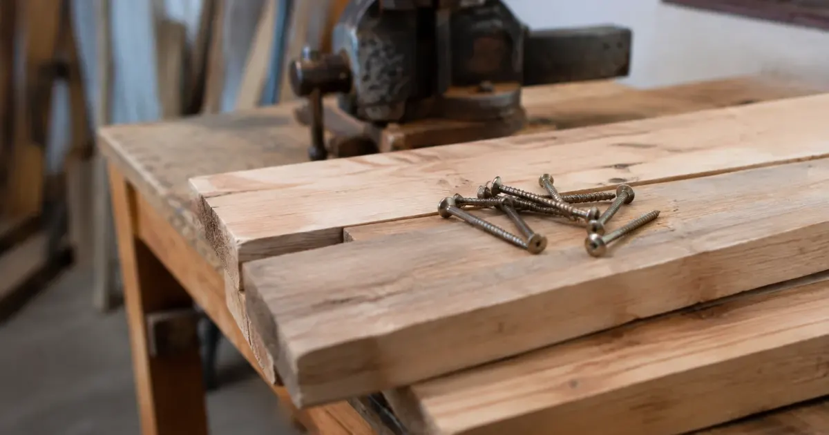 Planches coupees posees sur un etabli avec vis