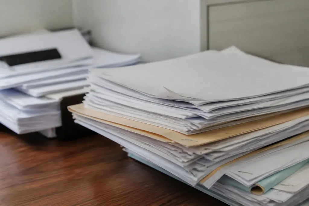 Plans et dossier papier agrafes sur un bureau