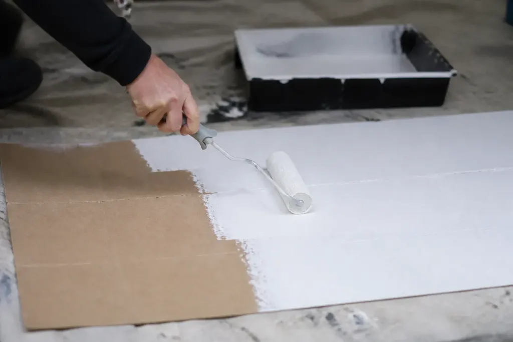 Primaire blanc applique au rouleau sur carton
