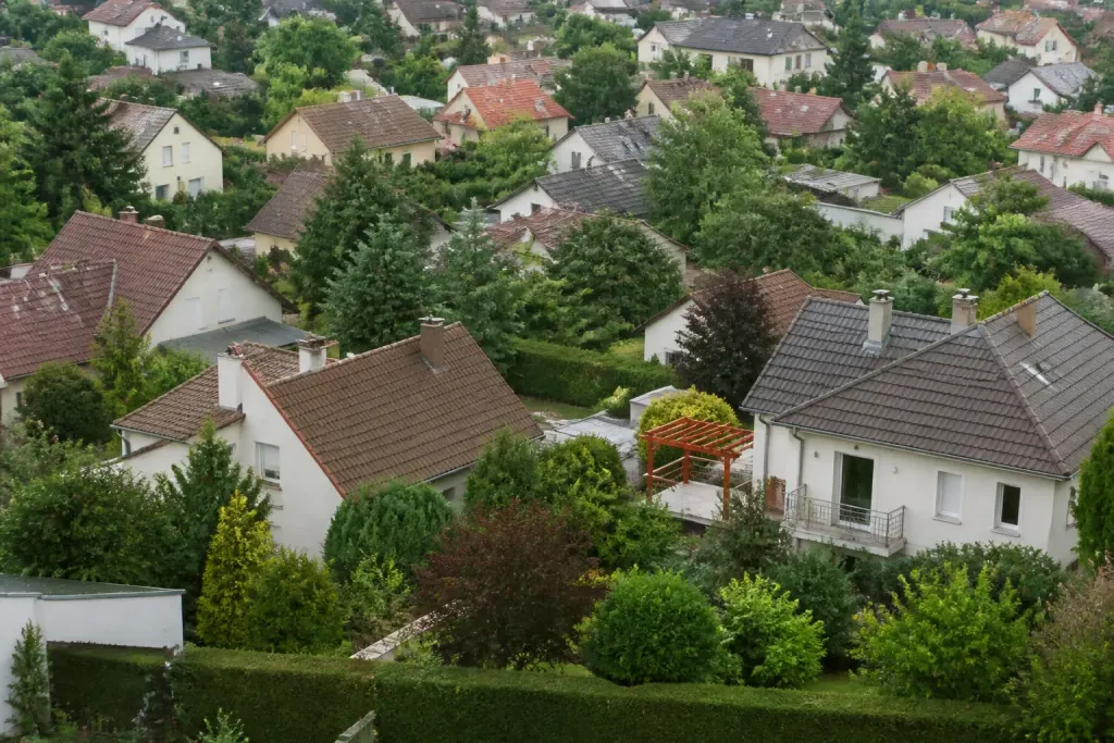 Vue aerienne d'un quartier residentiel avec maisons et jardins